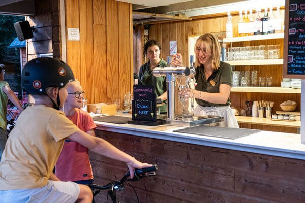 huttopia-camping-beaulieu-sur-dordogne-services-cafe-comptoir-6