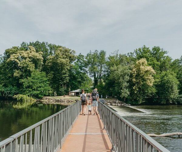Passerelle qui traverse la Dordogne